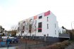 Maison Location 4 chambres à Esch-sur-Alzette - 2 300 € Nous vous proposons en exclusivité cette belle maison jumelée construite en 2009, se trouvant dans un état impeccable.Elle se compose d'une cuisine équipée individuelle, d'un grand salon avec sortie sur terrasse et jardin, de quatre chambres à coucher dont une avec coin dressing, d'un w.c séparé, d'une salle de douche et d'une salle d'eau, d'une cave, d'une buanderie et chaufferie et de deux emplacements de parkings intérieures. La maison est localisée dans un quartier très calme, vous offrant une bonne qualité de vie, restant à 10/15 minutes à pied et a 5 minutes en voiture ou en bus du centre ville, gare, médecins etc., Libre de suite.Loyer mensuel : 2 300'. Frais d'agence : 1 mois de loyer +17% de TVA a charge du locataire.Ref agence :EALVB48