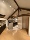 Appartement Location 1 chambre à Luxembourg-Kirchberg - 1 380 € Text français ci-dessous. English translation below.
Das Appartement befindet sich in sehr ruhiger und zentraler Lage in Kirchberg, unweit der Europäischen Institutionen. Es ist mit hochwertigen Möbeln ausgestattet. Mindest Mietzeit 12 Monate.
Das Appartement liegt in einer sehr ruhigen Sackgasse nur einige Schritte von dem Batiment Jean Monnet/Kirchberg entfernt.
Es umfasst 1 Schlafzimmer, ein Badezimmer mit Dusche, eine offene, moderne Küche, sowie ein großzügiges Wohn/Esszimmer . Die Wohnung hat eine eigene Gasheizung für Warmwasser und Heizung. Im Eingangsflur gibt es ein Videophone. Vor der Residenz stehen Parkplätze nur für die Bewohner zur Verfügung. Hinter dem Gebäude liegt ein gemeinschaftlicher Garten mit Sitzgelegenheiten für alle Mieter.
Die meisten Institutionen des Kirchbergs sind in wenigen Minuten erreichbar, die Bushaltestelle