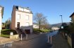 Maison Vente 4 chambres à Steinsel - 889 000 € L'Agence immobilière Christine Simon vous présente en exclusivitéMaison individuelle, libre de 4 côtés dans la Commune de Steinsel, sur un terrain de 04 ares et 68 centiares.La propriété, d'une surface totale (utile avec sous-sol, garage et buanderie, combles et grenier) d'env. 200 m2, et d'une surface habitable d'env. 122 m2, le grenier pourrait être entièrement aménagé en chambre ou en bureau, il dispose des grandes fenêtres.La surface habitable est répartie sur trois étages (rez-de-chaussée, premier étage et 2e étage).La maison est construite de façon traditionnelle en béton, dalles entre les étages en bois, escaliers qui séparent les étages en bois massif, façade non isolée, fenêtres double vitrage en PVC de 1998, chauffage à radiateur, chaudière à mazout de 2003 (Buderus), volets manuel une toiture refaite il y a environ 20 ans, isolée et couverte de l'ardoise, un jardin entièrement clos comme les alentours sont également dans un excellents états. L'année de construction de la maison est 1925-1930. Le jardin et la terrasse sont orientés plein sud. Passeport énergétique en cours de réalisation.La maison se compose comme suit :Au sous-sol :Garage pour une voiture (30 m2), buanderie et cave, montée vers la maison.Au rez-de-chaussée : Hall d'entrée, salle de bains avec baignoire, toilette, bidet, lavabo et une fenêtre (7,50 m2), un salon indépendant (20 m2), cuisine équipée indépendante (17,50 m2) avec un accès vers la terrasse d'env. 40 m2 et le jardin.Au 1er étage : Hall d'accueil avec armoire de rangement 3 chambres à coucher, dont deux communicantes (17,40, 14,80 et 10,52 m2)Combles: hall, chambre à coucher (12,50 m2) et un grenier aménageable de 30 m2, sous toiture uniquement profitable pour du rangement.Sur base de l'aspect extérieur et intérieur de la maison, elle se trouve dans un très bon état habitable et très soigné, elle nécessite quelques travaux de modernisation. Les extérieurs sont propres et soignés pas de travaux à prévoir.Pour une visite n'hésitez pas à me contacter au numéro 621 189 05.Ref agence :Steinsel