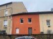 Maison mitoyenne Vente 2 chambres à Mont-Saint-Martin - 128 000 € A VENDRE A MONT-SAINT-MARTIN (54350) PROCHE HOPITAL.
(5 MINUTES A PIED) une maison de ville sans jardin d'une superficie habitable d'environ 75m².
QUELQUES PETITS TRAVAUX DE FINITION A PREVOIR.
La maison conviendrait à un Primo-accédant, ou faire un investissement locatif, possibilté de la louer 900€ minimun.
COMPRENANT: Une entrée, une cuisine équipée ouverte sur le salon salle à manger, une buanderie cellier, un cabinet de toilette avec un lave mains.
A l'étage: Un petit dégagement avec un placard de rangement, deux chambres, une salle de douche.
Chauffage électrique neuf.
Porte d'entrée et fenetres en double virage PVC neuf.
Sanitaire avec chauffe-eau refait à neuf.
Elecrticite tres bon état.
Toiture et façade en très bon état.
Tout à l'égout.