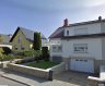 Maison jumelée Location 3 chambres à Luxembourg-Cessange - 3 900 € -- FR --
Schaus Immobilier vous propose à la location cette maison libre de trois côtés, idéalement implantée dans un quartier résidentiel agréable et très recherché, disponible immédiatement.
La maison comprend au rez-de-chaussée:
- Une cuisine séparée, équipée et aménagée permettant d'accéder à la terrasse et au jardin,
- Un salon/salle à manger très spacieux aux cheminée dont le sol est recouvert de marbre,
- Un WC séparé.
Au premier étage se trouvent:
- Trois chambres, dont deux sont équipées de balcon et une d'une armoire murale,
- Une salle de bains avec douche et baignoire,
- Un grenier.
Le sous-sol de la maison se compose comme suit:
- Garage pour deux voitures,
- Un bureau
- Une buanderie
Le jardin est également accessible depuis le sous-sol.
La maison dispose d'un grand jardin naturel.
La « Cloche d'Or » se trouve à 5 minutes en vélo et Leudelange à 5 minutes en voiture. Généralement, la maison est idéalement située à proximité de toutes les commodités et les axes de circulation.
Nous sommes à votre entière disposition pour tout renseignement complémentaire et un rendez-vous de visite.
Ref agence :883093