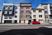 Appartement Vente 2 chambres à Luxembourg-Merl - 699 999 € immohub, votre partenaire dans l'immobilier à Luxembourg- Merl, vous propose un appartement 2 chambres de 79 m2, au troisième étage d'une résidence à 4 unités.
Un garage pour une voiture, une cave ainsi qu'un jardin privatif de 36 m2 complètent le bien qui se compose comme suit:
-Hall d'entrée - 8,5 m2
-WC séparé - 2,15 m2
-Chambre I - 13,5 m2
-Chambre II - 14,10 m2
-Salle de bain - 4 m2
-Living / S.à m. - 23 m2
-Cuisine indépendante - 11 m2 donnant accès au balcon de 6 m2
Détails
-Chauffage au gaz (Chaudière 2012)
-Dalles en béton
-Double itrage avec châssis en PVC 2002
-Interphone
-Nouveau compteur d'électricité
-Rénovations à prévoir : Cuisine, Salle de bain, WC séparé
-Pas d'ascenseur
Transport en commun,commerces et centre ville à proximité.
Vue exceptionnelle à l'arrière de l'immeuble.
Pour tout renseignement supplémentaire veuillez nous contacter via info@immohub.lu
Cordialement,
Philippe & Romain HUBERTY
immohub