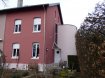 Maison jumelée Vente 4 chambres à Dudelange - 640 000 € Schaus Immobilier vous propose à la vente cette charmante maison jumelée d?une surface d?environ 150m2 qui vous séduira par son caractère, se composant comme suit :
Au rez-de-chaussée, un espace entrée dessert :
- La grande cuisine italienne, faite sur mesure équipée et aménagée d?une surface d?environ 21,00m2. Cette pièce dispose d?un accès au jardin.
- Le salon/salle à manger d?une surface d?environ 18,00m2.
- Le WC séparé.
Un escalier en colimaçon dont les marches de la structure métallique sont recouvertes par du bois mène au premier étage, où un couloir distribue :
- Une première chambre d?une surface d?environ 12,50m2.
- Une deuxième chambre d?une surface d?environ 18,00m2.
- Une salle de douche avec douche du type « à l?italienne ».
Un escalier en bois permet d?accéder au second étage où se trouvent :
- Une troisième chambre d?une surface d?environ 19,00m2.
- Une quatrième chambre d?une surface d?environ 23,00m2
La maison est complétée par un sous-sol se composant de :
- Divers espaces de rangement.
- Buanderie.
- Chaufferie.
Le jardin naturel et sa terrasse offrent de l?espace pour profiter pleinement de la verdure.
Concernant les équipements de la maison :
- Les fenêtres sont en double vitrage et équipées de volets roulants.
- La maison est chauffée grâce au chauffage urbain.
La maison se trouve dans une rue résidentielle, calme et agréable à proximité de toutes les commodités telles que notamment :
- Aire de jeu en face de la maison
- Transports en commun : arrêts de bus et gare ferroviaire
- Accès aux axes autoroutiers
- Crèches et école
- Commerces de proximité
- Etc
La maison se trouve sur un terrain soumis à bail emphytéotique.
Si vous êtes tombé sous le charme de cette maison, veuillez contacter Monsieur Christian LOEWEN au 621 656 440 pour tout renseignement complémentaire et un rendez-vous de visite.
Ref agence :VM0295