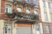 Appartement Vente 4 chambres à Strasbourg - 270 000 € Dans une rue calme, dans un bel immeuble ancien situé à proximité du Musée d'art Moderne, de la gare et des transports en commun, appartement en triplex comprenant au RDC : un bureauAu 1er niveau : 2 chambres, une salle de bain (à aménager) et un WCau 2ème niveau : une salle a manger, une cuisine type américaine et un salon. ces deux pièces en enfilade donnent toutes sur un généreux balcon.A ce niveau également 2 chambres et une salle d'eau.Cet appartement au beaux volumes et aux proportions généreuses avec un fort potentiel nécessite des travaux d'aménagement.Chauffage collectif au gaz, charges 330 euros|mois.Carrez : 113m23 caves et un grenier complétent ce bien.