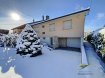 Maison Vente 4 chambres à Pont-à-Mousson - 249 900 € Belle maison avec grand terrain sur les hauteurs de Pont-à-M. Calme assuré pour cette maison de 147m2 sur les hauteurs de Pont-à-mousson avec vue imprenable sur tout le bassin Mussipontain. Cette maison comprends : Au rez de chaussée : - Une grande entrée principale - Un garage capacité 2VL ( porte motorisée ) - Une grande pièce donnant directement sur le jardin - Une cuisine d'été - Une salle des chaufferies/buanderie - Rangements A l'étage : - 3 chambres - Une cuisine équipée - Un toilette séparé - Une salle d'eau - Un salon séjour attenant à une terrasse donnant vue sur le jardin. Le bien est dans un très bon état, très bien entretenu. Et il comprends pas moins de 775m2 de jardin arboré ! Alors n'hésitez plus, et prenez contact avec l'un de nos collaborateurs afin d'obtenir plus de renseignements et convenir d'éventuelles visites.