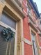 Maison Vente 5 chambres à Esch-sur-Alzette - 545 000 € Belle maison mitoyenne de caractère des années 50, très bien entretenue, d'une surface d'environ 180 m2 avec des hauteurs sous plafonds.
Construite sur un terrain de 1,20 ares, elle se prête aussi pour personne à mobilité réduite, car il y a un ascenseur allant aux étages supérieurs.
Elle se compose comme suit :
Sous-sol : grande cave, buanderie.
Rez-de-chaussée : grand living salon salle à manger, cuisine séparée donnant sur une cour intérieure très calme, un cellier, wc séparé.
1er étage : 2 chambres avec accès à grande terrasse, une salle de bains avec wc, et un dressing.
2eme étage : 3 chambres.
Fenêtres double vitrage.
Façade et toiture refaites il y a 15 ans.
Un garage à vendre à 250 m, à 40.000 euros.