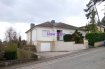 Maison mitoyenne Vente 4 chambres à Junglinster - 925 000 € A saisirNew keys vous propose cette magnifique maison de +-180m2 sur un terrain de 9,22 ares, avec beaucoup de charme, proche de toutes les commodités, école primaire, crèche, maison relais, arrêt de bus et commerces, promenades champêtres à proximité.A 15 minutes de l'aéroport et 20 minutes de Luxembourg-Centre.Elle se compose comme suit :Au rez-de-chaussezHall d'entrée avec placard encastréSalon / Salle à manger de +-36m2 avec cheminée4 chambre de +-23m2, 15m2 , 12m2et, +-9m2Cuisine indépendante de +-18m2, ouverte sur un balcon avec accès au jardinSalle de bain avec douche italienne datée de 2016Au 2ème ètage :Combles aménageablesAu sous-sol :2 piéces de +-13m2 et 16m2Salle de bain Buanderie de +-24m2Cave de +-14m2ChaufferieJardin (7 ares)MaisonnetteGarage pour 2 voitures +-28m23 emplacements extérieurs Des travaux de rafraîchissement sont à prévoirPour tous renseignement et/ou visite veuillez contacter le 661 120 388 ou par email à l'adresse info@newkeys.lu Ref agence :5003148