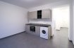 Appartement Location 1 chambre à Luxembourg-Gasperich - 1 450 € LOCATION MEUBLÉE
Soho Real Estate vous propose à la location un lumineux appartement de 50m2 avec 1 chambre à coucher et une grande terrasse de 25m2, situé au 1er étage d’une copropriété de plusieurs unités de logements. L'appartement est disponible à partir du 1er Septembre 2021
Situé dans le quartier de Gasperich à proximité immédiate du centre d’affaires de la Cloche d'Or et ses nombreux bureaux, commerces et restaurants. Des équipements de loisir tels que salles de sports indoor et outdoor ajoutent à l’attractivité de ce quartier qui avec ses institutions européennes, financières et d’audit s’est transformé en quelques années seulement en l’un des poumons économiques du Grand-Duché de Luxembourg.
L’unité proposée fait partie d’une copropriété sans ascenseur et a été entièrement rénovée en 2020 avec un grand soin apporté à la construction, la conception pratique et les finitions de qualité. Dans le contexte actuel du développement durable il a été opté pour une construction au standard « basse consommation d'énergie », répondant à la classe d’efficience énergétique « B ».
L'appartement, qui est proposé meublé et équipé, se décompose comme suit:
hall d'entrée - salon/salle à manger - chambre à coucher - cuisine équipée - salle de douche avec WC
Complément d'informations :
Confort : Fenêtres PVC double-vitrage, 1 double lit, 1 armoire, 1 table avec 4 chaises
Sanitaires : 1 douche - 1 lavabo - 1 WC non-séparé
Chauffage : à gaz centralisé
Le loyer de 1600€ par mois inclue l'eau, le chauffage et la connexion internet à haut débit (fibre optique).
Pour plus d’informations ou convenir d’une éventuelle visite veuillez prendre contact avec notre équipe par téléphone au numéro +352 661 349 405 ou par email à l’adresse jose@sohoimmo.lu.
_____________________________________________________________
FURNISHED RENTAL
Soho Real Estate offers for rent a bright 1 bedroom apartment of 50 m2 with a large terrace of 25m2 located on the 1st floor of a joint ownership of several housing units. The unit is available for rent from the 1st of September 2021.
Located in the Gasperich district in the immediate vicinity of the Cloche d'Or business center and its many offices, shops and restaurants. Leisure facilities such as indoor and outdoor sports halls add to the attractiveness of this district which with its European, financial and audit institutions has transformed in just a few years into one of the economic lungs of the Grand Duchy from Luxembourg.
The proposed unit is part of a condominium without elevator and has been completely renovated in 2020. Great care has been taken in the construction, practical design and the high quality finishes. In the current context of sustainable development, the owner has opted for a construction of the