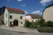 Maison individuelle Vente 2 chambres à Machtum - 890 000 € IMMO EXCELLENCE vous propose cette jolie maison, de type KELTERHAUS, classée sous le statut de protection communale et entièrement rénové en 2014. La maison est libre des trois côtés, et dispose d'une surface utile d'environ 122.78 m2 ainsi que d'une surface habitable d'environ 86 m2.Au sous-sol vous trouvez : Une cave voûtée, une buanderie ainsi que la chaufferie ( 36.53 m2 ). Au rez-de-chaussée vous trouvez : Une jolie et moderne cuisine équipée et ouverte, un double séjour, un W.C. séparé, ainsi qu'une garde-robe ( 38.39 m2 ). Au 1er étage vous trouvez : Une chambre-à-coucher, un bureau sinon deuxième chambre-à-coucher, un hall, ainsi qu'une salle-de-douche ( 34.77 m2 ). Au 2ème étage vous trouvez : Une pièce ouverte pouvant également servir comme troisième chambre-à-coucher, bureau ou autre ( 13.09 m2 ). La maison dispose d'une climatisation ainsi que des raccords Internet/ TV au niveau du living ainsi qu'au 1er étage. A l'extérieur vous trouvez : 2 emplacements pour voitures, ainsi qu'un joli jardin aménagé offrant de jolies vues sur les vignes.Maison de charme à voir absolument.A quelques pas des vignobles.Machtum est une section de la commune luxembourgeoise de Wormeldange située dans le canton de Grevenmacher.A seulement 20 minutes du centre-ville de Luxembourg.