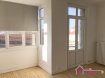 Appartement Location 2 chambres à Lunéville - 590 € c.c. Ici on aime la hauteur ! Bel appartement lumineux en centre ville situé au 3ème étage d'un immeuble de caractère comprenant une entrée, une cuisine équipée, un salon/séjour, deux chambres, une salle de bain, un toilette séparé et un balcon.