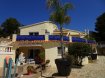 Maison Vente 5 chambres à Denia - 479 500 € Grosse Traumvilla in Topzustand an der Costa Blanca, in Dénia, mit viel Sonne und einem tollen Blick auf den Montgo.
Die Villa liegt in einem sehr ruhigen Teil von Dénia, unweit vom Strand mit Traumblick ( Südseite ) auf den Montgo. Der Garten wurde über die Jahre sehr schön angelegt und es finden sich viele romantische Plätze rund um das Haus. Es gibt einen grossen Pool, einen Whirlpool und verschiedene Terrassen und Balkone. Von der Dachterrasse hat man einen unglaublichen Rundumblick.
Durch den Haupteingang gelangt man in ein sehr grosszügiges Wohn/Esszimmer mit grossem Kamin und Zugang zum grossen Balkon mit Traumblick auf das Grundstück und den Berg. Des Weiteren befinden sich die moderne Einbauküche, 2 Schlafzimmer und 2 Bäder ebenfalls auf dieser Etage. Im unteren Stockwerg liegen 2 Gäste-Appartements mit insgesamt 3 Schlafzimmern und jeweils ein Badezimmer. Ein Appartement verfügt über eine kleine Küche. Von hier gelangt man ebenfalls über eine grosse überdeckte Terrasse in den awunderschönen Garten und zum Pool. Die ganze Anlage ist behindertengerecht aufgebaut und verfügt über einen Aussenaufzug für Rollstuhlfahrer. Es gibt eine getrennt Waschküche, eine Aussenküche, einen Carport und verschiedene Kellerräume im Untergeschoss.
Das Anwesen kann für eine grosse Familie genutzt werden oder auch, unter Beachtung der gesetzlichen Bestimmungen ganz oder teilweise vermietet werden.
Dénia gehört zu den Perlen an der Costa Blanca. Leicht zu erreichen über die Autobahn und den 2 Flughäfen, Alicante/Valencia, liegt die Stadt an dem imposanten Bergmassif Montgo (750m) direkt am Meer. Im Sommer wie auch im Winter herrschen hier traumhafte Temperaturen und auf Grund der Grösse der Stadt ist hier rund ums Jahr alles geöffnet. Im Fährhafen gibt es täglich Verbindungen nach Mallorca, Ibiza und Formentera. Die grossen langen Sandstrände im Norden der Stadt laden genauso zur Erholung ein wie die felsigen Buchten der Costa Blanca im Süden. Rund um die Stadt finden sich moderne Krankenhäuser, alle Einkaufsmöglichkeiten, internationale Schulen, alle Sportangebote und die allgegenwärtige Natur. Selbstverständlich werden in den verschiedenen Sporthäfen alle Wassersportarten angeboten.