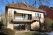 Maison individuelle Location 4 chambres à Luxembourg-Limpertsberg - 2 500 € Sigelux Real Estate vous propose à la location cette magnifique maison, libre des 4 côtés, dans le quartier très prisé du Limpertsberg.
Elle se situe au L-1716 Luxembourg, rue Joseph Hansen
.
Surface habitable de +/- 250m2
Elle se compose comme suit :
Au rez de chaussée
- hall d’entrée 28m2
- living de 65m2 avec cheminée
- 2 chambres de 21.50m2 et 21m2
- Cuisine toute équipée et indépendante de 14m2
- salle d’eau de 10m2 avec baignoire
- toilette séparée
- terrasse et accès jardin
Au 1er étage
- 2 chambres de 30m2, et 38m2
- salle de douche de 11m2
- 1 débarras de 6m2
Au sous-sol
-1 grande chambre de 65m2
-1 toilette séparée
-1 garage pour 2 voitures, de 60m
- emplacements extérieurs
- buanderie
- une cave de 14m2
- la chaufferie
Au second sous sol
- salle technique
- cave à vin
Les sols sont en parquet, tapis plein et carrelage.
La maison est équipée d'un système d’alarme. Les fenêtres sont en double vitrage et les volets électriques.
Le jardin et la terrasse sont exposés plein sud et vous offre une vue complétement dégagée sur la ville.
DISPONIBILITE IMMEDIATE
Loyer : 4000 euros
Garantie bancaire :3 mois
Frais d’agence 1 mois + 17% TVA
Pour plus de renseignement ou un Rendez-Vous pour visiter, contactez :
SIGELUX 46 71 31 ou info@sigelux.lu