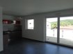 Appartement F3 de 70m2 avec terrasse de 15m2 situé au 1er étage d'une résidence de standing.
Ce appartement comprend séjour avec cuisine équipée (four, plaque de cuisson, hotte aspirante) et accès terrasse, cellier, WC, deux chambres, salle de bains.
Double vitrage PVC, volets roulants électriques, chauffage individuel gaz par le sol.
Garage individuel avec porte motorisée et parking extérieur.
Les charges comprennent : entretien des communs, espaces verts, électricité communs, eau froide, taxe ordures ménagères, entretien chaudière et adoucisseur d'eau.
Les de bail et d'état des lieux sont pour la part locataire de 770€.
