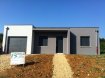 Maison Vente 3 chambres à Saulny - 288 000 € Aux portes de Metz, proche de toutes les commodités, avec une superbe vue dégagée, nous vous proposons à Saulny une maison au look contemporain avec une toiture terrasse.
Vous retrouvez dans cette configuration possible trois chambres et une salle de bains dans la partie supérieure.
Dans la partie inférieure, vous disposez de plain pied sur le terrain d'une partie vie de plus de 50m2.
Un garage et une cave vous permettent de disposer de toute une partie de rangement.
Cette maison avec toit terrasse est modifiable selon vos souhaits en toiture classique.
Le modèle est modifiable selon vos souhaits.