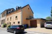 Maison jumelée Vente 4 chambres à Huncherange - 845 000 € Belle maison en bon état avec une surface habitable de 206m2 (plus 65m2 utilisables).
on retrouve au rez-de-chaussée :
un espace entrée,
le living et la salle à manger,
la cuisine équipée qui donne accès à la terrasse et au jardin avec la piscine et un véranda.
Une salle de douche avec WC,
la buanderie.
Un grand garage avec atelier.
Au premier étage nous nous retrouvons sur le palier qui donne sur les chambres ainsi qu'à la salle de bains très spacieuse bénéficiant d'une bonne luminosité. On y retrouve également une douche, un WC ainsi qu'un urinoir.
Un dressing.
Au dernier étage se trouvent deux grands espaces ouverts sous toit. On y retrouve la chambre parentale et une salle de douche avec WC. Ces espaces sont entièrement aménagé avec des fenêtres Velux.
Les petits plus:
- double vitrages,
- portes, fenêtres et toiture refaites en 2005 ainsi que l'électricité.
- une alarme,
- très bon éclairage, grâce à l'installation de lampes LED encastrées, à faible consommation.
- chauffage gaz installé en 2017
La maison est située dans une rue très calme (zone 20km/h) à l'écart de la route principale.
Sa situation géographique permet un accès facile aux grands axes routiers et ferroviaires.
Ref agence :882472-VM0258