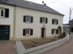 Maison jumelée Location 3 chambres à Rambrouch - 1 100 € Agréable maison de coin à louer dans le village de Rambrouch, toutes les commodités sur place (liaisons bus, école, boulangerie...)
Rdch:
- hall d'entrée
- cuisine équipée
- salle à manger
- séjour
- buanderie
- terrasse et jardin
- salle de bain
- wc séparé
- garage 1 voiture.
1er étage:
- 1 bureau
- 3 chambres à coucher dont 1 petite
- salle de bain.