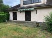 Maison individuelle Vente 3 chambres à Spicheren - 220 000 € L'agence Pack'Immo vous propose cette maison individuelle de 148 m² sur 2 niveaux.
RDC : entrée, salon avec cheminée, salle à manger, cuisine équipée, salle de bains avec baignoire et douche, WC séparé et 2 chambres.
A l'étage : une chambre.
Sous sol : caves, buanderie, grand garage.
Terrasse et jardin.
Boxes pour chevaux.
Terrain 40 ares.
Chauffage fuel.