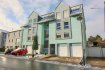 Appartement Vente 2 chambres à Eschweiler (Wiltz) - 395 000 € -- FR --
Appartement - Duplex de 140,55 m2
Résidence Melchior
49, Duerfstross L- 9651 ESCHWEILER / WILTZ
Hall d?entrée,
Living-salle à manger spacieux avec accès sur terrasse,
Cuisine équipée avec coin de repas
1 chambre à coucher ou bureau,
Salle de douche (douche, WC, lavabo)
À l?étage :
1 grande chambre à coucher, dressing, salle de bains (baignoire, douche italienne, lavabo, WC, emplacement machine à laver et séchoir possible).
Buanderie commune
Cave
Garage
Passeport énergétique : E E
Disponible 8/2020
-- DE --
Wohnung - Duplex von 140,55 m2
Residenz Melchior
49, Duerfstross L-9651 ESCHWEILER / WILTZ
Flur,
Geräumiges Wohn-Esszimmer mit Zugang zur Terrasse
voll ausgestattete Küche mit Essbereich
1 Schlafzimmer oder Büro
Bad mit Dusche, WC, Waschbecken
in der oberen Etage:
1 großes Schlafzimmer
Ankleidezimmer
Badezimmer mit Badewanne, begehbarer Dusche, Waschbecken, Toilette, Waschmaschine und Trockner vorhanden.
Gemeinschaftswaschküche
Keller
Garage
Energiepass: E E
Verfügbar: 8/2020
Ref agence :6874