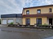 Maison jumelée Vente 3 chambres à Vichten - 900 000 € Belle MAISON jumelée construite en 1983 sur un terrain de 3.77 ares, partiellement rénovée en 2015.
Rdch: Hall d'entrée, W.C. séparé, Living, Cuisine équipée, Terrasse 11 m2, grand Salon, 2 Garages, Buanderie, Chaufferie (Pellets), Parking extérieur pour 3 voitures;
1er étage: Palier, 3 chambres à coucher, Salle de douche + bains, Terrasse de 49 m2;
Grenier pour rangement.
Panneaux solaires pour eau chaude.