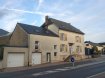 Maison Vente 14 chambres à Bergem - 1 300 000 € Grande maison uni-familiale disposant de deux entrées séparées.
Possibilité d'avoir 2 habitations distinctes.
Convenant parfaitement à une grande famille ou bien désirant une habitation séparée en faveur d'enfants ou de parents.
La maison possède une surface habitable de 243m2, et dispose en plus de garages et caves.
La chaudière est neuve.
La réfection de la façade est prévue et est comprise dans le prix de vente.