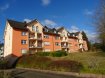 Appartement Location 2 chambres à Grevenmacher - 1 150 € Nur mir CDi- Keine Haustiere
Sonniges Duplex/Appartement im 2 Stock ( Endetage) einer gepflegten Residenz
Vom Flur aus gelangt man in die eingerichtete Küche und das helle Wohnzimmer, die beide den direkten Zugang zum Balkon ermöglichen. Im oberen Geschoss finden wir das Schlafzimmer, sowie das Ankleidezimmer, dass natürlich auch als Büro oder Gästezimmer genutzt werden kann. Auch das Bad mit Wanne und Dusche befinden sich dort.
Ein Gäste WC , ein Keller, eine gemeinschaftliche Waschküche , sowie ein Garagenplatz gehören selbstverständlich zum Angebot.
Vorraussetzungen für ein Mietverhältnis sind ein CDI und ein Mindesteinkommen von Euro 2.800,- netto.