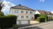 Appartement 3 chambres à vendre – Mondorf-les-Bains
Immo Losch vous propose à la vente ce spacieux appartement de 3 chambres, situé au 1er étage d'une maison bi-familiale, dans une rue calme et résidentielle au cœur de Mondorf-les-Bains.

Avec environ 144 m² de surface habitable, complétés par une terrasse de 19 m² orientée ouest, ce bien offre des volumes particulièrement généreux et une atmosphère proche de celle d'une maison individuelle, tout en bénéficiant des avantages d'une petite copropriété.

Un intérieur spacieux aux finitions soignées
L'appartement s'ouvre sur un hall d'entrée avec placards encastrés qui mène vers les différents espaces de vie.
Le cœur de l'appartement est constitué d'un vaste séjour de 47,50 m², bénéficiant d'une belle luminosité et d'une cheminée à feu ouvert qui apporte caractère et convivialité à l'ensemble. Le séjour donne directement accès à la grande terrasse.

La cuisine séparée et entièrement équipée dispose également d'un accès à la terrasse, permettant de profiter facilement de l'extérieur lors des beaux jours.

L'espace nuit comprend trois chambres à coucher. La chambre parentale, particulièrement spacieuse avec ses 24,33 m², dispose de sa propre salle de bains ainsi que d'un dressing. Les deux autres chambres offrent environ 18 m² et 13,27 m² et bénéficient d'un accès à une seconde salle de douche.

Les trois chambres sont agrémentées de parquet en bois massif, apportant une finition chaleureuse et élégante.
Une terrasse agréable et de vastes annexes
La terrasse d'environ 19 m², orientée ouest, est accessible depuis le séjour et la cuisine. Elle constitue un véritable prolongement des espaces de vie et offre un agréable espace extérieur privatif.

Le bien dispose également d'annexes particulièrement généreuses :
- Garage privatif de 53,60 m², permettant de stationner deux grandes voitures 
- Wallbox pour véhicule électrique 
- Cave / buanderie privative d'environ 33 m² 
- Soit un total de 86,66 m² d'espaces annexes 

Des prestations de qualité
Construit en 2004, l'appartement se trouve dans un très bon état général et bénéficie de finitions particulièrement soignées.

Parmi ses prestations, on retrouve notamment :
- Pierre de Solnhofen dans le séjour 
- Cheminée à feu ouvert 
- Parquet en bois massif dans les trois chambres 
- Volets électriques 
- Stores électriques programmables 
- Spots LED 
- Chauffage individuel au gaz à condensation avec compteurs séparés 
- Fenêtres en PVC à double vitrage 
- Wallbox pour recharge de véhicule électrique 

Le certificat de performance énergétique est de classe E pour la consommation et D pour l'isolation thermique.
Mondorf-les-Bains : un cadre de vie recherché
L'appartement bénéficie d'une situation privilégiée dans Mondorf-les-Bains, commune réputée pour son cadre de vie et son Domaine Thermal.

La propriété se trouve dans une rue calme, tout en restant proche des commodités et des principaux axes de communication. L'accès à l'autoroute A13 se situe à environ 800 mètres, tandis qu'un arrêt de bus est accessible à proximité. Les commerces et services du centre de Mondorf-les-Bains se trouvent également à quelques minutes.

La commune dispose par ailleurs d’une offre scolaire complète, avec notamment le Lycée International, ainsi que de nombreuses
infrastructures sportives et de loisirs. Elle bénéficiera prochainement d'un nouvel atout majeur avec la réalisation d'un vélodrome, qui viendra enrichir encore davantage l'offre sportive et l'attractivité de la commune.

Un bien rare par ses volumes
Avec ses 144 m² habitables, ses trois chambres, sa terrasse de 19 m², son garage de plus de 53 m² et sa cave de 33 m², cet appartement offre des dimensions rarement réunies dans un bien de ce type.

Son implantation au sein d'une maison bi-familiale, ses finitions de qualité et son environnement résidentiel permettent de profiter d'un véritable sentiment de maison, tout en conservant les avantages d'un appartement.

Pour plus d'informations ou pour organiser une visite, contactez Immo Losch :
+352 26 53 26 11
info@immolosch.lu
www.immolosch.lu

 ---------- 
Wohnung mit 3 Schlafzimmern zum Verkauf – Mondorf-les-Bains
Immo Losch bietet diese geräumige 3-Schlafzimmer-Wohnung zum Verkauf an, gelegen im ersten Stock eines zweifamilienhauses in einer ruhigen, residentialen Straße im Herzen von Mondorf-les-Bains.

Mit etwa 144 m² Wohnfläche, ergänzt durch eine 19 m² große Terrasse, die nach Westen ausgerichtet ist, bietet diese Immobilie besonders großzügige Volumen und eine Atmosphäre, die einer Einfamilienhaus-ähnlichen Umgebung nahekommt, während sie die Vorteile einer kleinen Eigentumswohnung genießt.

Geräumiges Interieur mit gepflegter Verarbeitung
Die Wohnung öffnet sich zu einem Eingangsbereich mit eingebauten Schränken, der zu den verschiedenen Wohnbereichen führt.
Das Herzstück der Wohnung ist ein großes Wohnzimmer mit 47,50 m², das viel Licht und einen offenen Kamin bietet, der Charakter und Gemütlichkeit verleiht. Das Wohnzimmer führt direkt auf die große Terrasse.

Die separate, voll ausgestattete Küche verfügt ebenfalls über einen Zugang zur Terrasse, sodass man den Außenbereich bei schönem Wetter leicht genießen kann.

Der Schlafbereich umfasst drei Schlafzimmer. Das Elternschlafzimmer, besonders geräumig mit 24,33 m², verfügt über ein eigenes Badezimmer sowie eine Ankleide.
Die beiden anderen Schlafzimmer bieten etwa 18 m² bzw. 13,27 m² und haben Zugang zu einem zweiten Duschbad.

Alle drei Schlafzimmer sind mit Massivholzboden ausgelegt, der eine warme und elegante Atmosphäre schafft.
Angenehme Terrasse und großzügige Nebeneinrichtungen
Die etwa 19 m² große, nach Westen ausgerichtete Terrasse ist vom Wohnzimmer und der Küche aus zugänglich. Sie ist eine echte Erweiterung der Wohnräume und bietet einen angenehmen privaten Außenbereich.

Die Immobilie verfügt zudem über besonders großzügige Nebeneinrichtungen:
- Privater Garage mit 53,60 m², ausreichend für zwei große Fahrzeuge
- Wallbox für Elektrofahrzeuge
- Privatkeller/Wohnraum von etwa 33 m²
- Insgesamt 86,66 m² Nebengebäude

Qualitätsmerkmale
Das im Jahr 2004 erbaute Apartment befindet sich in einem sehr guten Gesamtzustand und besticht durch besonders gepflegte Oberflächen.

Zu den Ausstattungsmerkmalen gehören unter anderem:
- Solnhofener Platten im Wohnzimmer
- Offener Kamin
- Massivholzböden in den drei Schlafzimmern
- Elektrische Rollläden
- Elektrisch programmierte Jalousien
- LED-Spotlights
- Zentralheizung mit Gas und Brennwerttechnik, separate Zähler
- Doppelverglaste PVC-Fenster
- Wallbox für das Aufladen von Elektrofahrzeugen

Der Energieeffizienzpass weist die Klasse E für den Verbrauch und D für die Wärmedämmung auf.
Mondorf-les-Bains: Ein gesuchter Lebensraum
Die Wohnung profitiert von einer privilegierten Lage in Mondorf-les-Bains, einer Gemeinde, die für ihre Lebensqualität und ihr Thermalbad bekannt ist.

Das Eigentum befindet sich in einer ruhigen Straße, dennoch in der Nähe von Annehmlichkeiten und wichtigen Verkehrsadern. Der Zugang zur Autobahn A13 liegt etwa 800 Meter entfernt, während eine Bushaltestelle in der Nähe erreichbar ist. Einkaufsmöglichkeiten und Dienstleistungen im Zentrum von Mondorf-les-Bains sind ebenfalls nur wenige Minuten entfernt.

Die Gemeinde bietet zudem eine umfassende Schulauswahl, darunter das Internationale Lycée, sowie zahlreiche Sport- und Freizeiteinrichtungen. In naher Zukunft wird ein Velodrom gebaut, das das sportliche Angebot und die Attraktivität der Gemeinde weiter erhöhen wird.

Ein seltenes Objekt aufgrund seiner Volumen
Mit 144 m² Wohnfläche, drei Schlafzimmern, einer Terrasse von 19 m², einem über 53 m² großen Garage und einem 33 m² großen Keller bietet diese Wohnung Dimensionen, die selten in einer solchen Immobilie vereint sind.

Die Lage innerhalb eines Zweifamilienhauses, die hochwertige Verarbeitung und die residential Umgebung ermöglichen ein echtes Heimatgefühl bei gleichzeitig den Vorteilen einer Wohnung.

Für weitere Informationen oder zur Vereinbarung einer Besichtigung kontaktieren Sie Immo Losch:
+352 26 53 26 11
info@immolosch.lu
www.immolosch.lu

 ---------- 
Apartment 3 bedrooms for sale – Mondorf-les-Bains
Immo Losch offers you this spacious 3-bedroom apartment, located on the 1st floor of a semi-detached house, in a quiet and residential street in the heart of Mondorf-les-Bains.

With approximately 144 m² of habitable area, complemented by a 19 m² west-facing terrace, this property offers particularly generous volumes and an atmosphere similar to that of a detached house, while enjoying the benefits of a small co-ownership.

A spacious interior with meticulous finishes
The apartment opens onto an entrance hall with built-in closets that leads to the various living areas.
The heart of the apartment is a large living room of 47.50 m², benefiting from good natural light and an open fireplace that adds character and conviviality to the space. The living room provides direct access to the large terrace.

The separate and fully equipped kitchen also has access to the terrace, allowing easy outdoor enjoyment on nice days.

The sleeping area includes three bedrooms. The master bedroom, particularly spacious with 24.33 m², has its own bathroom and a dressing room. The other two bedrooms are approximately 18 m² and 13.27 m² and have access to a second shower room.

The three bedrooms are fitted with parquet flooring in solid wood, providing a warm and elegant finish.
A pleasant terrace and large annexes
The approximately 19 m² terrace, facing west, is accessible from the living room and the kitchen. It is a true extension of the living spaces and offers a pleasant private outdoor area.

The property also has particularly large annexes:
- Private garage of 53.60 m², allowing for parking two large cars
- Wallbox for electric vehicle
- Private cellar/laundry room of about 33 m²
- Total of 86.66 m² of annexed spaces

Quality amenities
Built in 2004, the apartment is in very good overall condition and benefits from particularly meticulous finishes.

Among its features, we find notably:
- Solnhofen stone in the living room
- Open fireplace
- Solid wood parquet in the three bedrooms
- Electric shutters
- Programmable electric blinds
- LED spotlights
- Individual gas condensing heating with separate meters
- PVC double-glazed windows
- Wallbox for electric vehicle charging

The energy performance certificate is class E for consumption and D for thermal insulation.
Mondorf-les-Bains: a sought-after living environment
The apartment benefits from a privileged situation in Mondorf-les-Bains, a municipality renowned for its quality of life and its Thermal Domain.

The property is located on a quiet street, yet close to amenities and main roads. Access to the A13 motorway is about 800 meters away, while a bus stop is nearby. Shops and services in the center of Mondorf-les-Bains are also just a few minutes away.

The municipality also has a complete educational offer, including the International High School, as well as many sports and leisure facilities. It will soon benefit from a new major asset with the construction of a velodrome, which will further enrich the sports offerings and attractiveness of the municipality.

A rare property due to its volumes
With its 144 m² of habitable space, three bedrooms, a 19 m² terrace, a garage of over 53 m², and a 33 m² cellar, this apartment offers dimensions rarely combined in a property of this type.

Its layout within a semi-detached house, high-quality finishes, and residential environment allow for a true feeling of home, while maintaining the advantages of an apartment.

For more information or to schedule a visit, contact Immo Losch:
+352 26 53 26 11
info@immolosch.lu
www.immolosch.lu