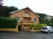Maison individuelle Vente 5 chambres à Longwy - 200 000 € Quartier Bel Arbre, pavillon individuel T7 sur une parcelle de 4.33 ares.
RDC : Entrée, cuisine non équipée, grand séjour-salon avec accès à une grande terrasse, trois chambres, salle de bains avec douche italienne, WC indépendants
1er étage : combles entièrement aménagés en un appartement composé de deux chambres, cuisine équipée neuve, séjour-salon, grande salle de bains –buanderie.
S/sol complet comprenant un garage 3 voitures accès par la rue arrière, un garage 2 voitures accès avant de la maison, caves, chaufferie
Le chauffage est au gaz de ville, chaudière 6ans, DV PCV avec volets roulants. L’appartement sous combles pouvant être réorganisé en chambres.
Prévoir quelques travaux au RDC.