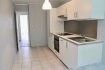 Appartement Vente 4 chambres à Mont-Saint-Martin - 85 000 € Charmant appartement 90 m2 de type F5 entièrement rénové au 1er étage dans copropriété.
Il se compose:
- Cuisine équipée neuve et fermée;
- Salon/séjour avec balcon;
- Salle de douche avec WC, meuble vasque et meuble colonne;
- 4 chambres dont une avec balcon;
- 1 garage;
- 1 place de parking;
- 1 cave.
Il est équipé de fenêtres double vitrage et d'une chaudière individuelle gaz.
La consommation de gaz annuelle est estimée à 800 €.
Les charges trimestrielles de copropriété s'élèvent à 200 €.
Taxe foncière = 650 €