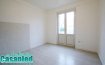 Maison Vente 3 chambres à Boulay-Moselle - 115 000 € BOULAY proche commerce. Maison de ville à conforter se composant d'un salon séjour, cuisine séparée, salle de bain, 3 chambres, sous sol complet avec chauffage central au gaz. Le tout sur un terrain clos de 674m2.