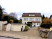 Maison mitoyenne Location 3 chambres à Steinsel - 2 600 € SCHAUS Immobilier vous propose à la location une grande maison unifamiliale avec trois chambres, entièrement repeinte et remise au goût du jour, offrant des prestations de haute qualité, implantée dans un quartier résidentiel calme. Sur trois étages et une surface utile de 200 m2, cette maison spacieuse et conviviale vous offre :
- Au rez-de-chaussée :
o Un hall d'entrée et une cage d'escalier
o Une première chambre
o Une très grande buanderie
o Un WC indépendant
o Une salle de douche
o Un grand espace cave
- Au premier étage :
o Un hall lumineux desservant les pièces suivantes
o Une deuxième chambre
o Une cuisine aménagée et équipée offrant un accès dans le jardin
o Une salle de bain avec baignoire et WC
o Un grand salon/salle à manger donnant sur une véranda qui vous comblera de lumière naturelle tout en vous offrant un abri du froid pendant les journées d'hiver.
- Au second étage :
o Une troisième chambre
o Un bureau
o Une salle de douche avec WC
o Un espace grenier
Font partie de la location un grand garage et des emplacements extérieurs pouvant accueillir jusqu'à cinq voitures.
La maison est bordée d'un jardin naturel, qui vous ravira lors de vos soirées d'été en famille.
Nous sommes à votre entière disposition pour tout renseignement complémentaire.
Ref agence :882961