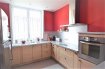 Maison Vente 2 chambres à Tourcoing - 159 000 € TOURCOING Marlière Maison avec jardin. En exclusivité chez DEBAISIEUX, ravissante maison 1930 entièrement rénovée, offrant un hall d'entrée, un salon, une salle à manger et une belle cuisine toute équipée, une buanderie, 2 chambres, un bureau, une grande salle de bain avec douche italienne, 2 wc, une grande terrasse et un jardin exposés SUD EST. Coup de cœur assuré ! On peut également disposer d'un garage en location à proximité.