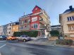 Appartement Vente 2 chambres à Niederkorn - 395 000 € SOUS COMPROMIS DE VENTE !!!
L'Agence ImmoAssur vous propose en exclusivité ce joli appartement lumineux,
au rez de chaussée d'une résidence de 11 unités avec ascenseur, de construction 2006, idéalement situé à Niederkorn à proximité du centre ville.
L'appartement se compose comme suit :
- Hall d'entrée
- Cuisine équipée ouvert sur le salon salle à manger lumineux, avec un une superficie d'environ 28m2
- Deux chambres à coucher
- Une salle de bain avec lavabos double vasques une douche ainsi que baignoire
- Débarras
- Cave privative
- Buanderie commune
L'appartement possède également un garage box fermer, ainsi qu'un emplacement privé extérieur.
A proximité des accès autoroutiers, écoles, centre, supermarché et des transports en commun.
À voir absolument!!!!!
Nous sommes aussi disponibles pour les visites le samedi.
Selon la disponibilité des propriétaires.
Nous recherchons en permanence pour la vente et pour la location,
des appartements, maisons, terrains à bâtir etc pour notre clientèle déjà existante.
Achat éventuel par notre société.
N'hésitez pas à nous contacter si vous avez un bien pour la vente ou la location.
Estimations gratuites.
Pour l‘obtention de votre crédit, notre relation avec nos partenaires financiers (banques luxembourgeoise) vous permettront d‘avoir les meilleurs conditions, inclus dans nos services gratuits.
Ref agence :881548
