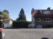 Maison jumelée Vente 3 chambres à Tressange - 219 000 € Tressange (10 min de Rumelange GDL)
Maison jumelée 1960, F5 sur terrain de 5.54 ares, environ 96 m² habitables avec 1 garage et une petite dépendance aménagée en petite pièce agréable. Quartier calme. Electricité neuve à l’étage, évacuations neuves partout, chaudière Gaz à condensation 2 ans. 2 WC et 1 salle d’eau neufs. A rafraîchir le rez de chaussée et la cuisine.
Zone orange 4
RDC surélevé 58m²: Entrée carrelée. WC séparé neuf. Salon SAM 32m² attenant à coin repas d’environ 10.58m² et cuisine équipée à l’ancienne 7 m².
Au 1er 58m² parquet flottant neuf. 3 chambres, dégagement. Salle de Bain équipée neuve: douche à l’italienne, fenêtre Radiateur porte-serviettes neuf et VMC
Combles fermés
Au sous sol : 58m² carrelé 1 grand garage 1 voiture porte électrique. Buanderie/chaufferie avec fenêtre, un cagibi : cave à vins, 1 cave
DV PVC, Chauffage gaz. Chaudière neuve Atlantic 2016 à condensation. Thermostat. Tableau électrique neuf au sous-sol pour l’étage.Toiture fibro ciment bon état
Taxes foncières : 660€
DPE = F (avant les travaux)