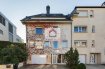 Maison individuelle Vente 6 chambres à Luxembourg-Belair - 2 150 000 € Très belle maison de charme spacieuse avec jardin arboré et ascenseur située dans un quartier très calme de Luxembourg-Belair
Le bien est situé sur 4 étages et se compose comme suit :
au rez-de-chaussée : un hall spacieux, un garage (porte avec moteur) pour 2 voitures, une cave, une chaufferie, une 2ème cave / débarras.
au 1er étage : un hall, un living spacieux/salle à manger avec cheminée, une cuisine équipée, un WC séparé , un coin vestiaire avec placard encastré. Le living et la cuisine ont accès à la terrasse et au jardin.
au 2ème étage : un hall de nuit avec placard encastré, 2 chambres à coucher, une salle de douche avec fenêtre (douche, lavabo et WC), une chambre parentale spacieuse donnant sur le jardin avec salle de bains privative attenante (baignoire, lavabo, bidet et WC).
au 3ème étage : un hall de nuit, 2 chambres à coucher avec accès balcon avant et arrière donnant sur le jardin, une salle de douche avec fenêtre (douche, lavabo et WC), une lingerie / salle de repassage.
au 4ème étage : un grenier spacieux et lumineux entièrement aménagé et isolé avec salle d'eau et WC.
Revêtement de sols : pierre naturelle (marbre blanc), parquet massif, parquet stratifié, moquette et carrelage.
Divers :
Alarme
Double vitrage en PVC
Toiture en ardoises
Chauffage au gaz û année 2014 Marque Weishaupt
Ascenseur
Jardin orienté plein sud
Année de construction : 1993
Classes de performance énergétique et thermique :
D-D
Situation très calme et agréable, à 10 minutes du centre-ville, proche des commerces et de toutes commodités.
Disponible : à convenir
Ref agence :206