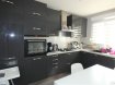 Maison Vente 3 chambres à Florange - 270 000 € FLORANGE. Pavillon jumelé de type F5 comprenant au rdc cuisine intégrée, salon et salle à manger accès terrasse, wc, garage, au premier étage 3 belles chambres salle de bain et wc. Terrasse jardinet et 2 places de parkings privées en extérieur.