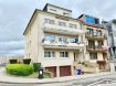 Appartement Vente 3 chambres à Esch-sur-Alzette - 725 000 € Schaus Immobilier propose à la vente cet appartement sis au deuxième étage d'une résidence à quatre unités idéalement implanté à Esch Lallange, se composant comme suit :- Hall d'entrée avec deux débarras- Grand salon/salle à manger d'une surface d'environ 36,50m2 bénéficiant d'une excellente luminosité avec un accès à un premier balcon équipé d'une marquise.- Cuisine équipée et aménagée- Trois chambres dont les surfaces respectives sont d'environ 9,90m2, 10,70m2 et 18,50m2. Un second balcon est accessible depuis la dernière chambre.- Salle de douche avec fenêtre- WC séparé.Le bien est complété par :- Buanderie commune- Cave privative- Garage intérieur pour une voiture, équipée d'une porte motorisée.Concernant les équipements de l'appartement, il convient de préciser que :- Les fenêtres sont en double vitrage et disposent de volets roulants- La fibre optique est installée dans l'appartement- L'immeuble est chauffé au gaz.Nous sommes à votre disposition pour tout renseignement complémentaire et un rendez-vous de visite.Les honoraires de négociation sont à la charge du vendeur.