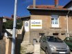 Maison mitoyenne Vente 1 chambre à Bouligny - 59 000 € Mandat de Vente N° 2191
Maison jumelée 69.75m² comprenant :
En RDC :
• Entrée avec espace de rangement
• Salon ouvert sur salle à manger
• Cuisine équipée
Au premier étage :
• Salle d'eau mansardée (WC, lavabo, douche).
• 1 chambre avec dressing.
Au sous sol :
• 1 pièce (possibilité de faire une seconde chambre ou autre.)
• 1 buanderie
• 1 salle d'eau (WC, lavabo, douche).
Informations techniques :
Chauffage central au gaz de ville
Terrasse sur le côté,
Petit parking sur l'avant de la maison.
Fenêtres et porte en PVC double vitrage et volets roulants
Tout à l’égout.
Toiture en bon état.
Travaux de finitions à prévoir.
** Pour plus d'informations, contactez la CENTRALE IMMOBILIÈRE DE PIENNES au 03.82.22.45.44 **