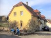 Maison Vente 3 chambres à Attenschwiller - 305 000 € Maison F5 à vendre à Attenschwiller, à 3 min de Hésingue . A 3 min de Hésingue ! Dans une impasse au calme, jolie maison F5 de 103 m2 jumelée par le garage, construite en 2008 sur 4.40 ares de terrain, elle comprend : une entrée, une cuisine moderne semi-équipée (sans réfrigérateur) ouverte sur un grand séjour lumineux avec terrasse et jardin clôturé, 3 chambres, une salle de bains avec WC et une salle d'eau avec WC Cave et garage accolé. Chauffage central au gaz. La maison a été entière repeinte. Disponible de suite