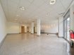Local commercial Vente à Ettelbruck - 405 000 € immohub, votre partenaire dans l’immobilier à Ettelbrück vous propose à la vente un rez-de-chaussée commercial situé au centre d’Ettelbrück à l’entrée de la zone piétonne.
La surface commerciale de 126 m2 se compose comme suit :
Rez-de-chaussée:
Local commercial climatisé de 91 m2
Deux bureaux climatisés (17,7 + 13,7) m2
Kitchenette (2 m2)
WC séparé
Sous-sol:
Archives 12 m2
Réserve 7 m2
Stock 18 m2
Avantages:
Bonne visibilité, Arrêt de bus à proximité, Grandes vitrines, Vis-à-vis de l’école, Voisinage de magasins et commerces établis—Passage garanti, Grand Parking public à proximité.