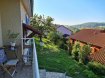 Maison Vente 3 chambres à Beyren-lès-Sierck - 410 000 € Maison individuelle avec vue dégagée à Gandren. Venez vite visiter cette belle maison libre des quatre côtés perchée sur les hauteurs de Beyren les Sierck, Gandren. Grâce à ses 123 m2 ainsi que sa situation face aux champs, à quelques minutes du Luxembourg et de l'Allemagne, vous serez comblés ! En rez-de-chaussée surélevé, vous disposez d'un grand salon séjour lumineux avec balcon, ouvert sur une cuisine équipée donnant accès à l'extérieur avec terrasse et jardin avec des arbres fruitiers. Le coin nuit est composé de 3 chambres et d'une salle d'eau avec douche et un wc séparé. Le sous-sol est aménagé avec un bureau, une buanderie, une pièce de stockage ainsi qu'une pièce avec entrée privative qui plaira à vos enfants ou adolescents. Une allée pouvant accueillir 3 voitures ainsi qu'un garage complètent les prestations de ce bien, vous n'aurez pas de travaux à prévoir pour en profiter. Agent commercial à contacter : Amélie Giglio au 07.71.22.24.37 ou 03.82.53.52.94; par mail : agence@ccimmobilier.com. Honoraires à la charge du vendeur. Annonce rédigée par Amélie Giglio, agent commercial enregistré sous le numéro ADC 5705 2018 00 104 634, détenteur de l'attestation de collaborateur de l'Agence Immobilière Conseil 32, rue de Verdun 57000 THIONVILLE. Carte professionnelle no CPI 5705 2017 000 023 039 Transactions sur immeubles et fonds de commerce délivré par la CCI de la Moselle. Responsabilité civile professionnelle CNA Insurance Company. Absence de garantie financière : non détention de fonds, effet ou valeur, autre que ceux représentatifs de sa rémunération ou de sa commission.