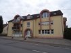 Appartement Vente 3 chambres à Perl-Nennig - 279 000 € Grosses Appartement kommerziell oder privat nutzbar
Die grosszügig geschnittene und helle Wohnung befindet sich im Erdgeschoss einer gepflegten Residenz unweit der luxemburgischen Grenze.
Über den Eingangsbereich kommt man direkt in das 44m2 grosse lichtdurchflutete Wohnzimmer. Von hier aus gelangt man in die moderne Küche, das Gäste WC , das Duschbad , sowie in eins der 3 Schlafzimmer. Ein Gang führt zu den 2 weiteren Schlafzimmern, dem Hauswirtschaftsraum, einer Abstellkammer, sowie dem luxuriös anmutenden Badezimmer mit Dusche und Badewanne.
Das gesamte Appartment ist mit hochwertigem Stäbchenparkett ausgestattet.
Selbstverständlich gehören eine Einzelgarage und 2 Stellplätze zum Objekt.