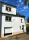 Maison Location 3 chambres à Strassen - 2 600 € Tempocasa Strassen vous propose cette très belle maison entièrement rénovée en plein centre de Strassen.Elle se compose de la manière suivante:RDC: hall d'entrée,une première salle de bain, espace chaufferie et un grand garage.1er étage: Un grand living, une cuisine indépendante et un WC séparé.2ème étage: trois chambres à coucher, un bureau, une salle de douche et un accès vers le grenier permettant du stockage.La maison bénéficie également d'une belle terrasse.Disponibilité: avril 2021Contactez nous pour plus d'informations.
