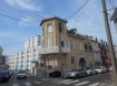 Appartement Vente 1 chambre à Berck - 75 000 € REF 5950 Appartement lumineux de 45 m² à 2 pas de la rue Carnot rez de chaussée avec vue sur mer latérale, très proche mer: Hall, Séjour 20m² avec balcon, petite cuisine, Salle de bains avec wc, chambre, véranda avec volets électriques. Faibles charges syndic. REF 5950 Classé F et C,