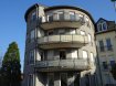Charmant appartement au centre de Mondorf-les-Bains, à proximité immédiate des écoles et des commerces.

L'appartement se situe au 1er étage d'une résidence moderne (année de construction 2003). Dès le hall d'entrée accueillant, toutes les pièces sont facilement accessibles. Le bien comprend deux chambres, une salle de bains avec baignoire et douche, ainsi qu'un WC séparé pour les invités. L'agencement est complété par un débarras avec raccordement lave-linge/sèche-linge, une spacieuse cuisine équipée et un lumineux séjour/salle à manger avec accès au balcon orienté est. Au sous-sol, une place de stationnement pour une voiture et une cave privative sont à disposition. Un ascenseur, des fenêtres à double vitrage et des extérieurs soignés soulignent le confort de la résidence. L'appartement est actuellement loué et est vendu avec le locataire en place.

Mondorf-les-Bains compte parmi les communes les plus recherchées de la région mosellane. Sur place, vous profitez d'une offre variée en matière de culture, de commerces, de sport et d'écoles. Les célèbres vignobles et la Moselle romantique façonnent le paysage et confèrent au lieu un charme tout particulier. De nombreux restaurants ainsi qu'une très bonne desserte par bus et par l'autoroute rendent la vie dans cette commune particulièrement agréable.