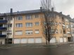 Appartement Vente 2 chambres à Luxembourg-Bonnevoie - 850 000 € texte français ci-dessous.
Tolles Appartement im letzten Stock einer zentral gelegenen Residenz unweit vom Bahnhof Luxemburg Stadt
Das Gebäude wurde 1970 errichtet und wurde seit dem sehr gut in Schuss gehalten. Die Wohnung liegt im 3. und letzten Stock ( mit Aufzug ). Eine grosszügige Eingangshalle verbindet alle weiteren Räumlichkeiten des Appartements. Hier finden sich ein grosses Wohn/Esszimmer mit grossen Fenstern, ein neues, modernes Badezimmer mit Dusche, Ein Küche mit Zugang zu einem Balkon und 2 Schlafzimmer. Die Fenster sind 3 fach verglast und die Böden zum Teil erneuert. Die ganze Wohnung präsentiert sich in einem sehr guten Zustand.
Die Residenz selber ist ebenfalls sehr gut unterhalten. Ein Garage gehört zum Angebot, ebenso wie ein privater Kellerraum.
Die Residenz liegt ruhig an einem kleinen Park ( Schwimmbad ). Alle Einkaufsmöglichkeiten und Transportangebote sind in unmittelbarer Nähe ( Bahnhof 5 min ). Autobahnanschluss findet sich in 500m, Flughafen 6km.
Superbe appartement au dernier étage d’une résidence à situation centrale non loin de la gare de Luxembourg.
Le bâtiment a été érigé en 1970 et a été bien entretenu au fil du temps. L’appartement se trouve au 3e et dernier étage (avec ascenseur). Un hall spacieux donne accès aux autres pièces : un grand salon/salle à manger avec des grandes surfaces vitrées, une salle de bains moderne avec douche, une cuisine avec accès au balcon, 2 chambres à coucher. L’appartement se présente dans un très bon état.
La résidence en elle-même est très bien entretenue. Un garage fait partie de l’offre, ainsi qu’une cave privative.
La résidence se trouve près d’un petit parc (piscine). Tous les commerces et transports publics sont à proximité immédiate (Gare à 5 minutes). L’accès à l’autoroute est à 500m, l’aéroport à 6km.