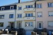 Maison Vente 6 chambres à Luxembourg-Belair - 1 950 000 € SOUS COMPROMIS.
Splendide maison située au coeur du quartier de Merl-Belair à quelques pas du centre de la Ville de Luxembourg sur un terrain de 3a17ca.
La maison dispose de :
Sous-sol : Chaufferie, garage pour 2 voitures, grande cave, WC séparé, buanderie avec accès au beau jardin orienté plein SUD.
Rez-de-chaussée : Beau hall d’entrée, grand living/salle à manger, cuisine et belle terrasse accessible de la cuisine ainsi que du living.
Etage 1 : 3 chambres à coucher, 1 salle de bain + WC et un balcon accessible d’une des 3 chambres.
Etage 2 : 3 chambres à coucher, 1 salle de bain, 1 WC séparé et un balcon accessible d’une des 3 chambres.
Grenier : 2 pièces et grande espace ouvert aménageable
Travaux de rénovations à prévoir.