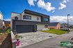 Maison individuelle Vente à Rodemack - 760 000 € Tempocasa Mondorf , vous propose à HAUTE RENTGEN, à 2 min du P+R de Evrange, 20 minutes de Luxembourg, 20 min de Esch-sur-Alzete et 20min du Kirchberg, une maison BBC parfaitement soignée et construite en 2017 sur un terrain de 540m2.
La maison, d'une surface de 243m2, a été conçue sur deux niveaux.
Le niveau rez-de-chaussée, extrêmement lumineux, est composé d'une entrée, un grand espace de vie de 52 m2 lui-même composé d'une cuisine toute équipée ouverte sur la salle à manger et le salon le tout donnant accès directement à la terrasse et au jardin.
Egalement à ce niveau, un garage de 42m2, une première chambre/bureau, une piscine intérieure (50m2) avec sa salle d'eau et son WC.
L'étage est composé d'une mezzanine de 68m2, une suite parentale de 28m2 donnant accès à sa terrasse privative, une salle de bain de 12m2 avec baignoire, douche et meuble vasque, 2 chambres (14m2 et 12m2), un WC, une buanderie.
Isolation extérieure, VMC double flux, volets motorisés centralisés, chauffage au sol par pompe à chaleur, système d'alarme + caméras, etc.
Taxe foncière: 942'
Ref agence :DK107