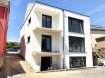 Duplex Vente 3 chambres à Dahlem - 687 400 € NOUVEAUTÉ - Appartement-Duplex très lumineux à Dahlem, en cours de finition, dans une résidence de haute standing est se compose d'un ensemble de 2 unités : L'appartement se compose comme suit: - Entrée séparée- Grande living (41m2) avec accès sur le balcon- Salle à manger et cuisine ouverte sur living- 1 Salle de bain- 1 Salle de douche- 1 Wc Séparée- 2 chambres - 1 salle de fitness de 56m2 avec salle de bain- 1 cave, - Grand Garage BOX 1 voiture + 1 emplacement extérieur - Jardin privatif de +/- 3,5 ares En cour de construction!Construction de haute qualité incluant triple vitrage, chauffage au sol, volet électrique...! VMC Double Flux, Solaire thermique, Solaire photovoltaïque...Les travaux de finition tel que peintures et revêtement sol et mural sont à charge de l'acquéreur.Un garage, jardin ainsi qu'une cave sont inclus dans le prix.• Classe d'isolation thermique A• Classe de performance environnementale ADescription de la situation : La maison se situe à proximité de toutes les commodités (bus, commerces, écoles, etc) Pour tout complément d‘information, n'hésitez pas à nous contactez par téléphone au 28 77 88 22, Nous sommes également disponibles pour organiser les visites le samedi ! Nous sommes, en permanence, à la recherche de nouveaux biens à vendre (des appartements, des maisons et des terrains à bâtir) pour nos clients acquéreurs. N‘hésitez pas à nous contacter si vous souhaitez vendre ou échanger votre bien, nous vous ferons une estimation gratuitement. Finitions dans l'appartement comme peinture carrelage reste à finir par l'acquéreur.Ref agence :35
