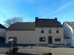 Maison individuelle Vente 3 chambres à Wahlhausen - 568 000 € Jolie petite ferme construite dans les années 1900, offrant une surface habitable de +/- 200 m2, au centre du petit village de Wahlhausen, qui se situe à quelques minutes du centre scolaire et du centre acquatique 'Parc Hosingen' et de la N7 vers Luxembourg.
La maison se compose comme suit:
Sous-sol: grande cave de 24.25 m2
Rez-de-chaussée: hall d'entrée, living, salle à manger, cuisine équipée neuve, débarras et WC séparé
1er étage: hall avec espace bureau, 3 chambres à coucher et salle de bains
Combles: vaste grenier de 66 m2
Un grand garage (41.32 m2), une étable (38.25 m2), une grange (26.80 m2) ainsi que la chaufferie sont annexés à la maison.
Possibilité d'aménager le grand espace ouvert en-dessus du garage ou de le transformer en habitation d'une surface totale de +/- 90 m2.
Plusieurs emplacements de stationnement se trouvent devant la maison.
La maison est disponible de suite.
Ref agence :1225