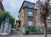 Appartement Vente 1 chambre à Thionville - 163 000 € Beaux volumes pour cet appartement F3 de 55 m² habitables et 80 m² au sol avec cave et garage.Dans une maison de caractère des années 20 au 3ème et dernier étage. Cet appartement sous combles au charme atypique offre un séjour de 28 m², un coin cuisine semi-équipée (plaques de cuisson, hotte et réfrigérateur) une chambre avec placard de 11 m², un espace bureau, une salle de bains, un WC séparé avec lave-main et un cellier. L'appartement dispose notamment d'un grand garage pouvant accueillir une voiture et une moto et d'une cave de 20 m². Chauffage électrique. DPE F - GES C (réalisé selon ancienne version)Bien en copropriété. Nombre de lots : 17 dont 4 à usage d'habitation.Charges annuelles de copropriété : 650 euros Prix : 163 000 ' (Honoraires à la charge du vendeur)
